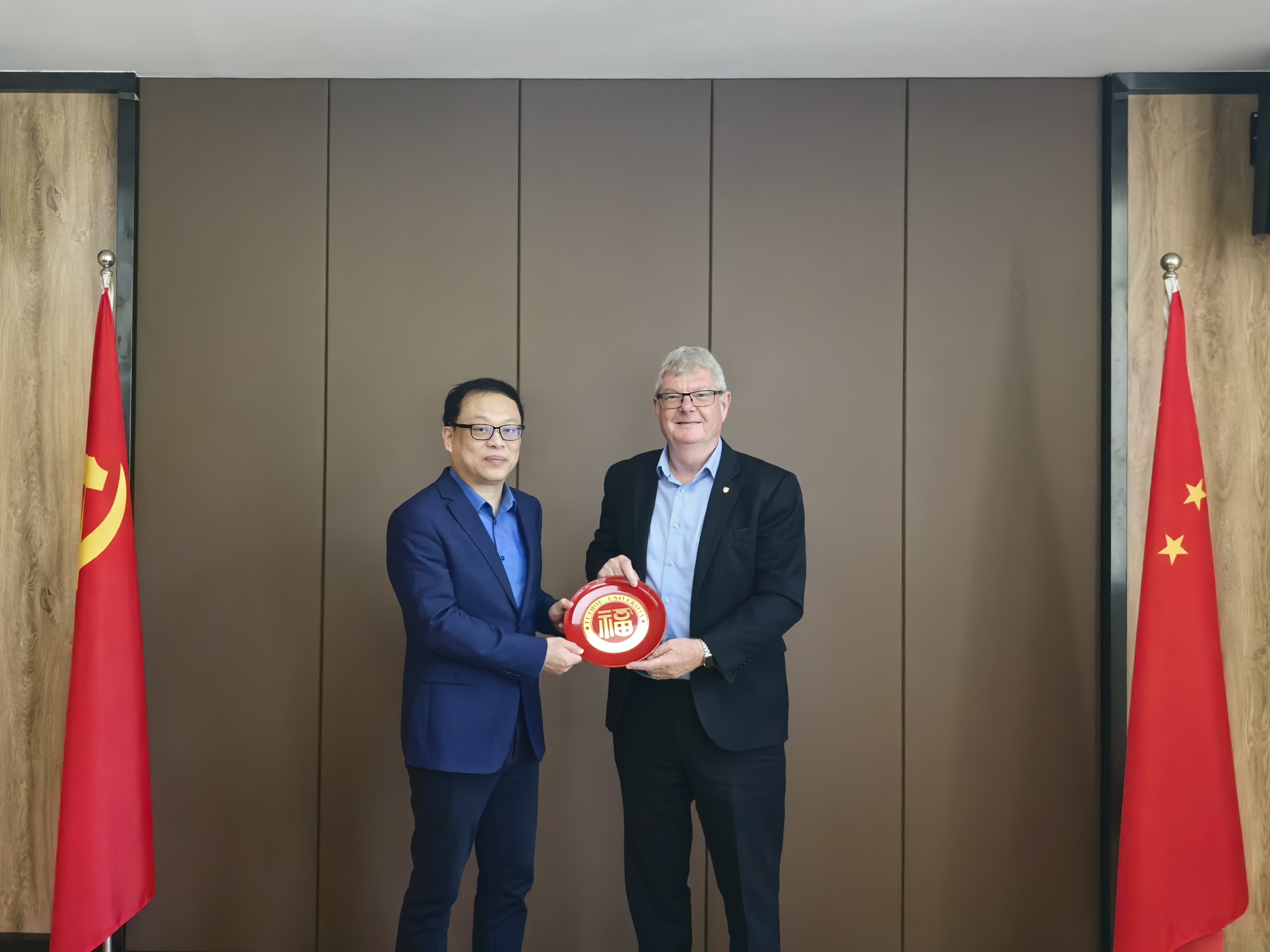 20250514杨黄浩副校长向剑桥大学代表团赠送福大福盘对外处.jpg